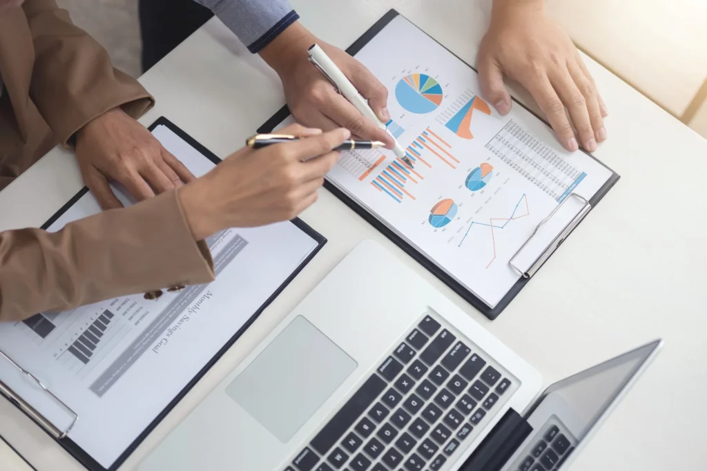 Dos personas analizan los datos de su inversión